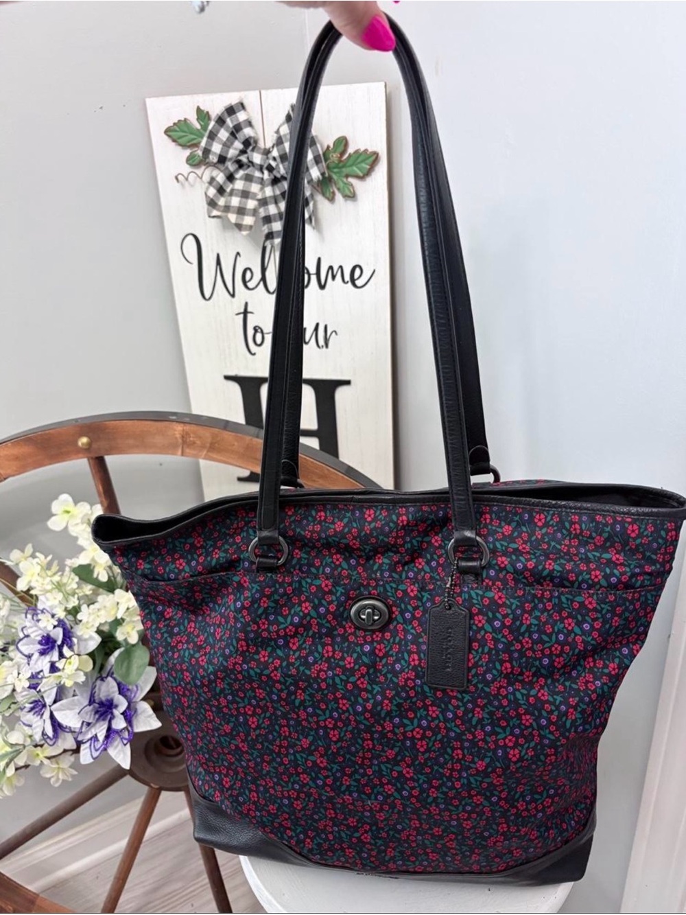 🌸 COACH Ranch Floral Black Tote with Red Floral Print